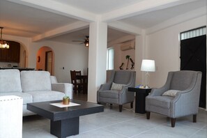 Appartement, niet-roken | Woonruimte | Een flatscreentelevisie en een dvd-speler