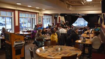 Se sirven almuerzos y cenas, cocina americana