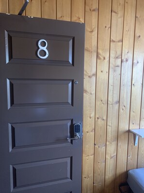 Private Room 2 Single Beds | Zimmersafe, Verdunkelungsvorhänge, kostenloses WLAN, Bettwäsche