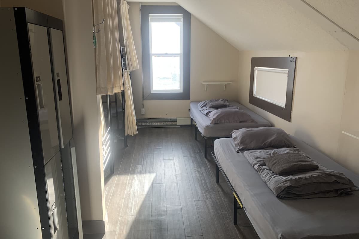 7 Bed Dorm Room