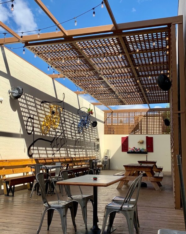 Terrace/patio - Party Hostel- Canmore Hotel Hostel (Canmore)