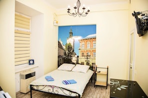 Tabla de planchar con plancha, wifi gratis y ropa de cama