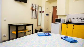 Basic Studio, 1 Double Bed, Courtyard View (7) | Iron/ironing board, free WiFi, bed sheets