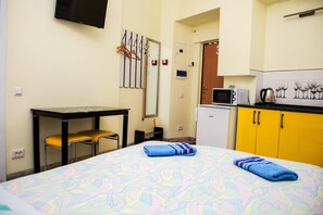 Basic Studio, 1 Double Bed, Courtyard View (7) | Iron/ironing board, free WiFi, bed sheets