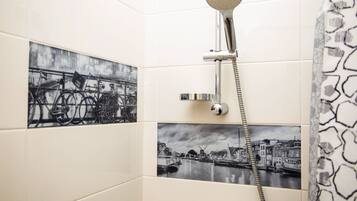 Basic Studio, 1 Double Bed, Courtyard View (7) | Bathroom | Shower, free toiletries, hair dryer, towels