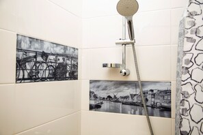 Basic Studio, 1 Double Bed, Courtyard View (7) | Bathroom | Shower, free toiletries, hair dryer, towels