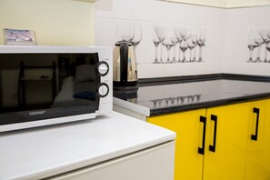 Refrigerador, microondas, tetera/pava eléctrica, utensilios de cocina