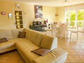 Fernseher, Kamin, DVD-Player