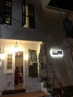 Fachada del alojamiento - Noche