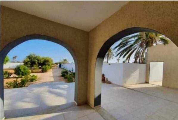 المنطقة المحيطة بالمنشأة