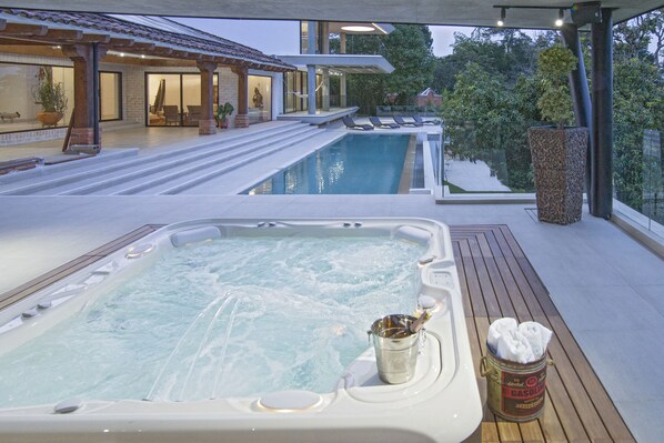 Outdoor spa tub