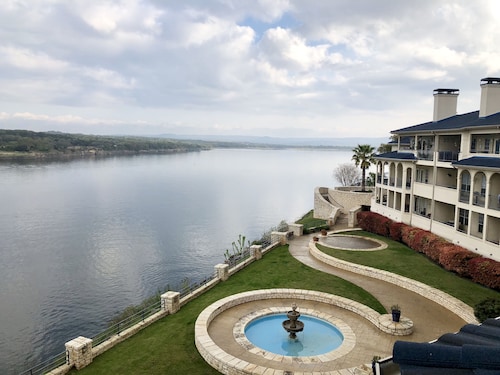 Serene Lake View Villa in Island am Lake Travis