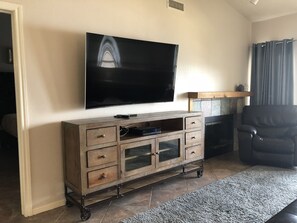 Smart TV, fireplace