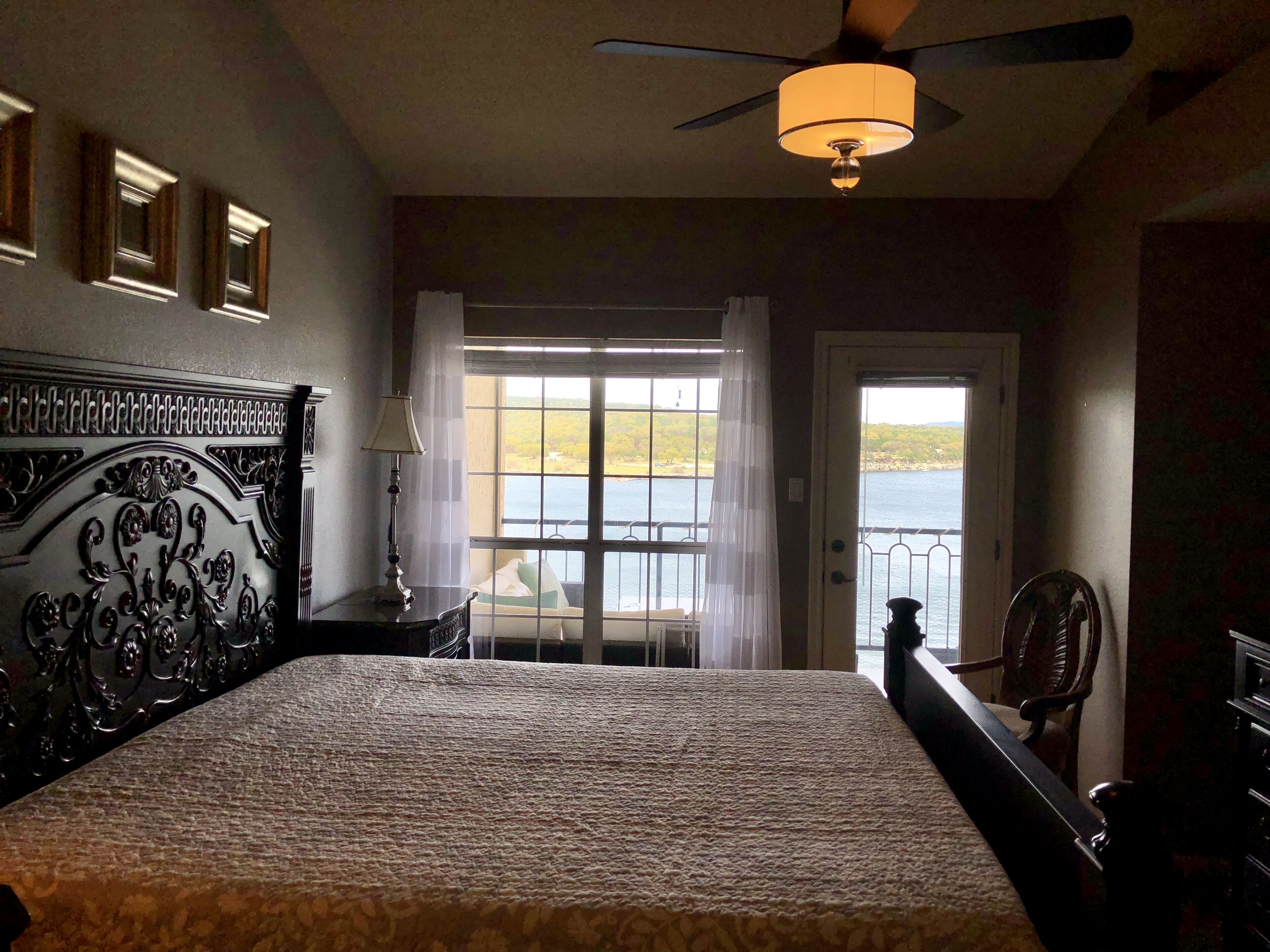 2 chambres, coffres-forts dans les chambres, fer et planche à repasser