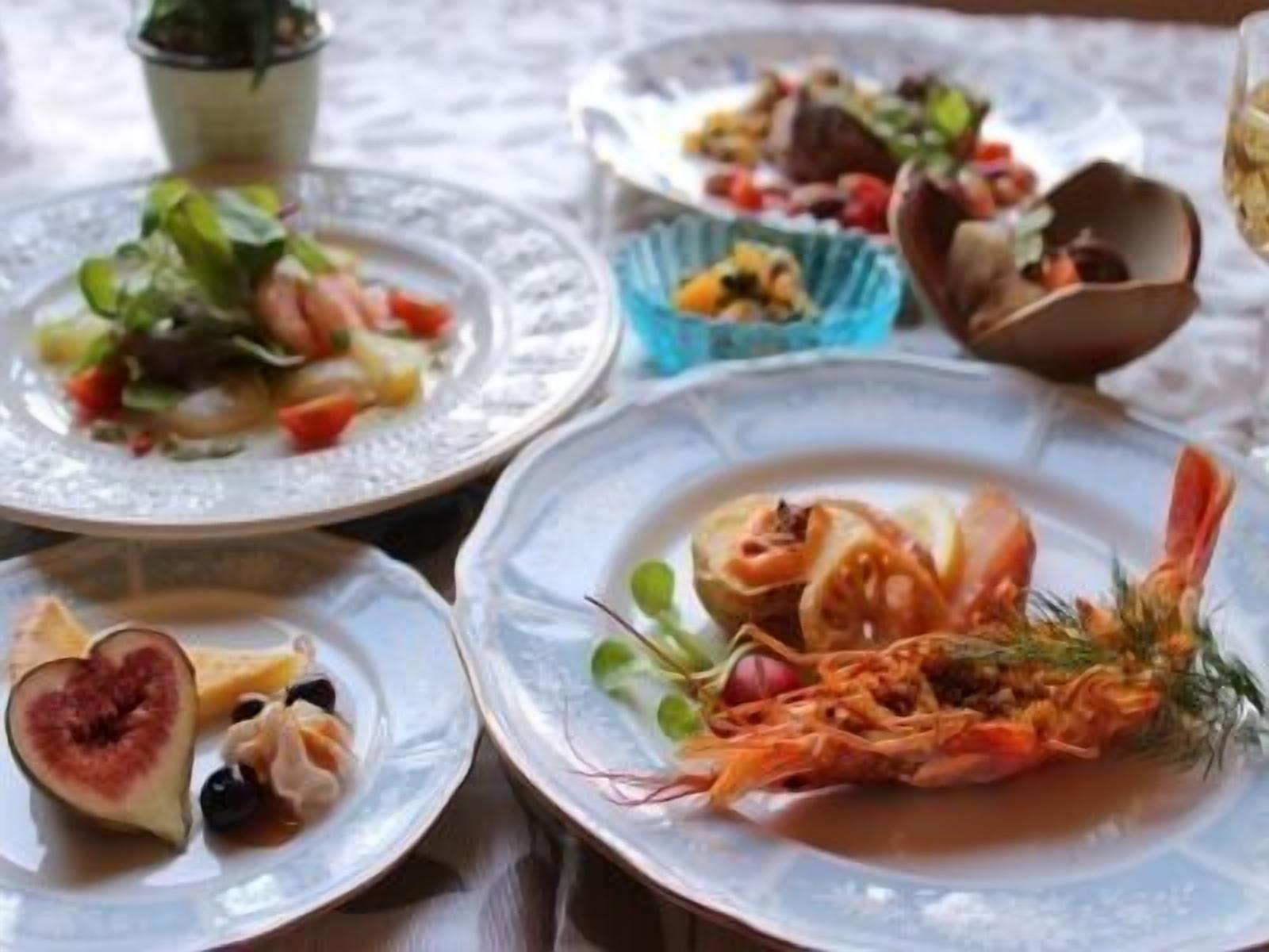 Une table garnie de divers plats, notamment des fruits de mer et des fruits.