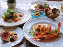 Uma mesa com diversos pratos, incluindo mariscos e frutas.