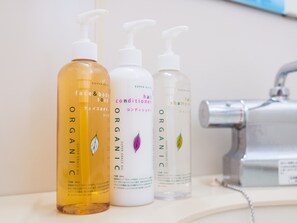 Bañera con ducha, artículos de tocador gratuitos, secador de pelo