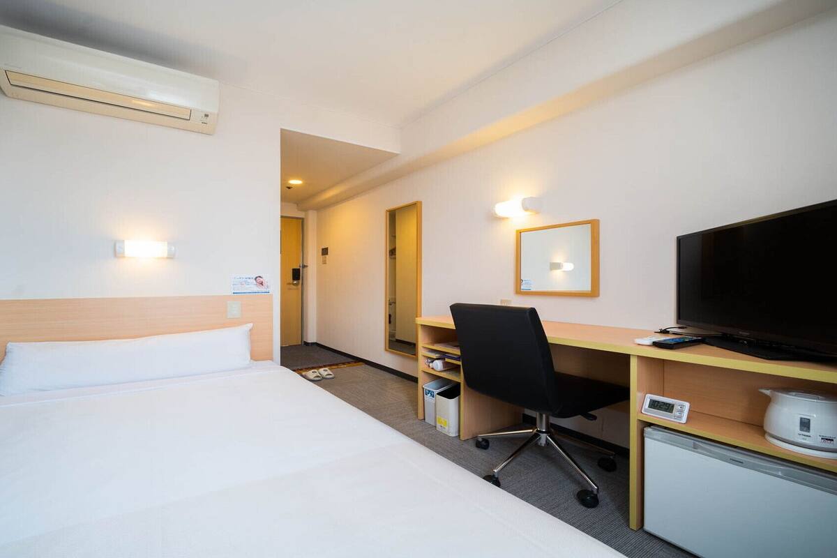 Desk, iron/ironing board (on request), WiFi (free), bed sheets