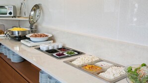 Ein reichhaltiges Buffet mit verschiedenen Speisen und einer Waage.