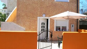 A building with a stone facade, a white door, and a window with shutters. - Apartments Anna Maria (Nin)