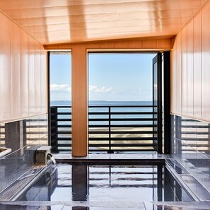 A spa area with a large window and a view of the sea. - Umi to Yuhi no Tenboburo no Yado Oshinaya (Kyonan)