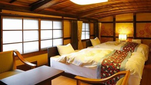 Una habitación con dos camas, un sofá y una mesa.