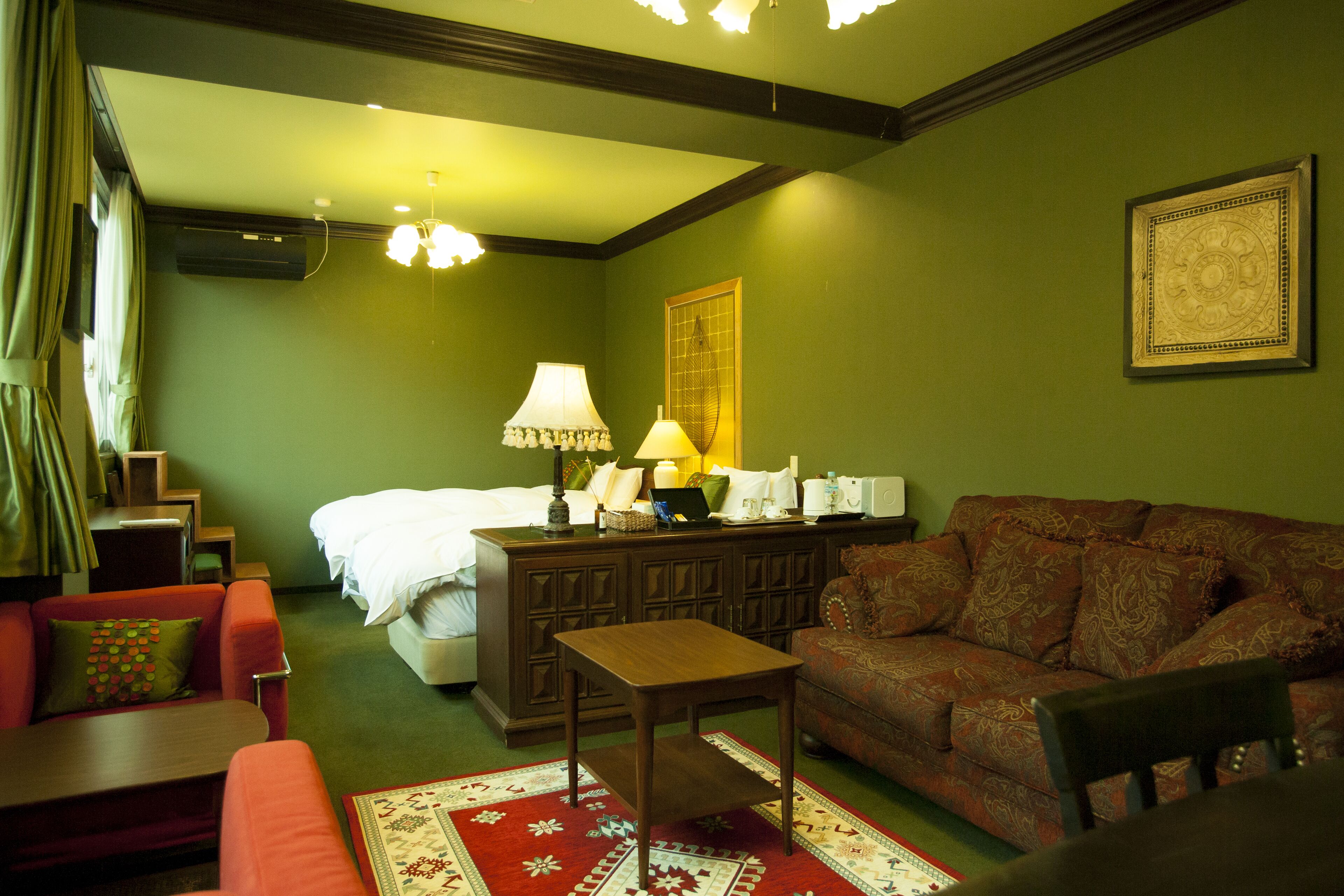 Suite, Mountain View | Iron/ironing board, bed sheets