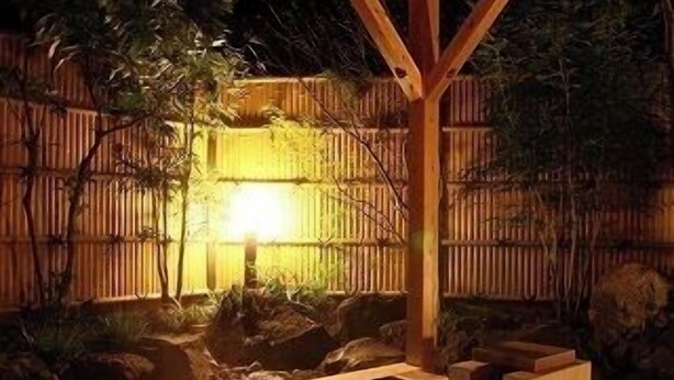 A wooden structure with a hot spring, surrounded by bamboo fencing and rocks. - Kyomachi Onsen Kyomachi Kanko Hotel (Ebino)