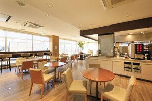 A modern cafe with wooden flooring, round tables, and chairs. - Richmond Hotel Nagoya Shinkansenguchi (Nagoya)