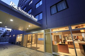 The exterior of the Richmond Hotel with a glass facade, a reception area, and a visible kitchen. - Richmond Hotel Nagoya Shinkansenguchi (Nagoya)