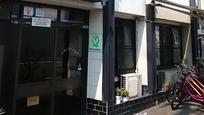 A building with a sign reading "RYOKAN KOMECHO". - Komecho Ryokan (Imabari)