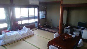 Japanese Style Room For 3 People | In-room safe, free WiFi, bed sheets - Komecho Ryokan (Imabari)
