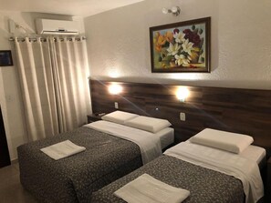 Minibar, escritorio, cortinas blackout y tabla de planchar con plancha 