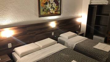 Quarto triplo luxo | Frigobar, escrivaninha, cortinas blackout, ferros/tábuas de passar roupa