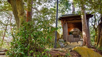 Un santuario japonés tradicional rodeado de exuberante vegetación.