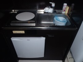 Habitación doble (Guests Must Contact Prior to Check-in) | Cocina básica privada | Frigorífico, microondas, placa de cocina y hervidor el éctrico