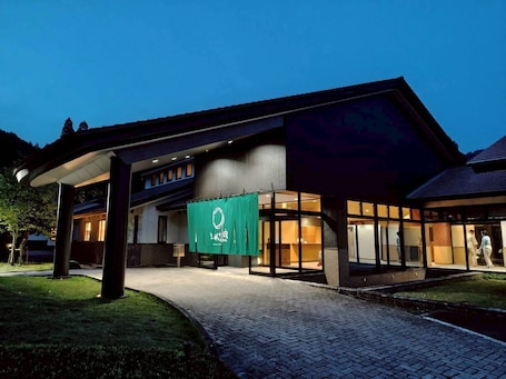 Exterior. Kokou An