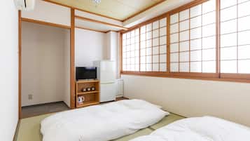 Japanese Style Triple Room | Desk, free WiFi, bed sheets