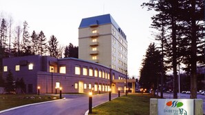 A hotel with a modern design, featuring a prominent entrance and a signboard. - Shibetsu Inn Suigetsu (Shibetsu)