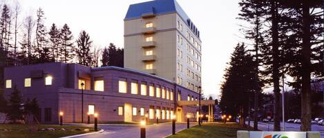 Un hôtel au design moderne, doté d’une entrée imposante et d’une enseigne bien visible.