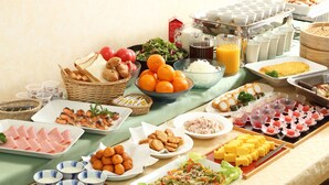 A buffet table with various food items and beverages. - Shibetsu Inn Suigetsu (Shibetsu)