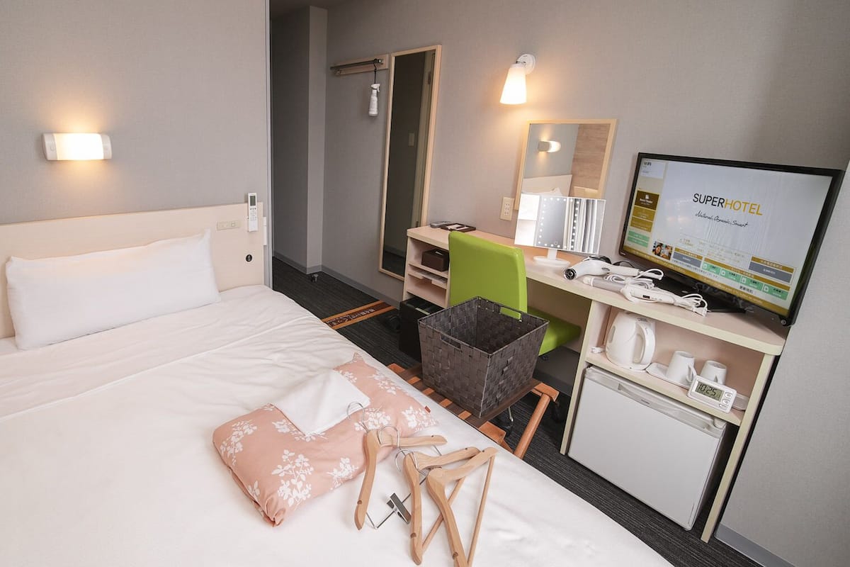 Desk, laptop workspace, free WiFi, bed sheets