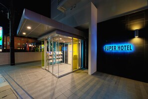 Boendets fasad - kväll/natt