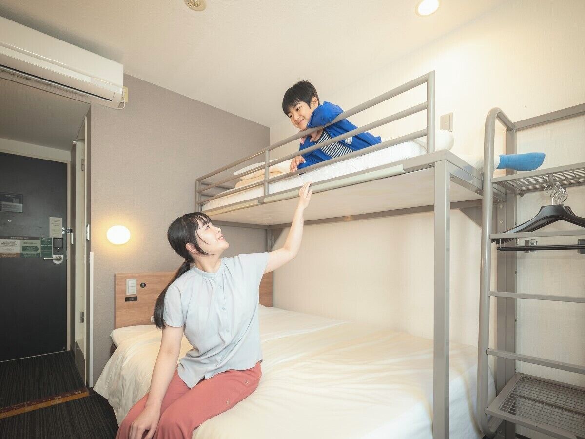 デスク、ノートパソコン用作業スペース、WiFi (無料)、ベッドシーツ