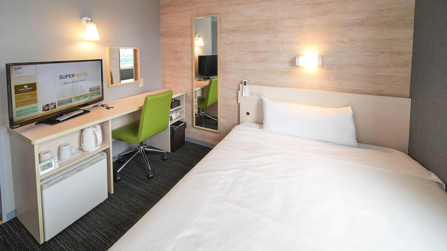 Een bureau, een laptopwerkplek, gratis wifi, beddengoed