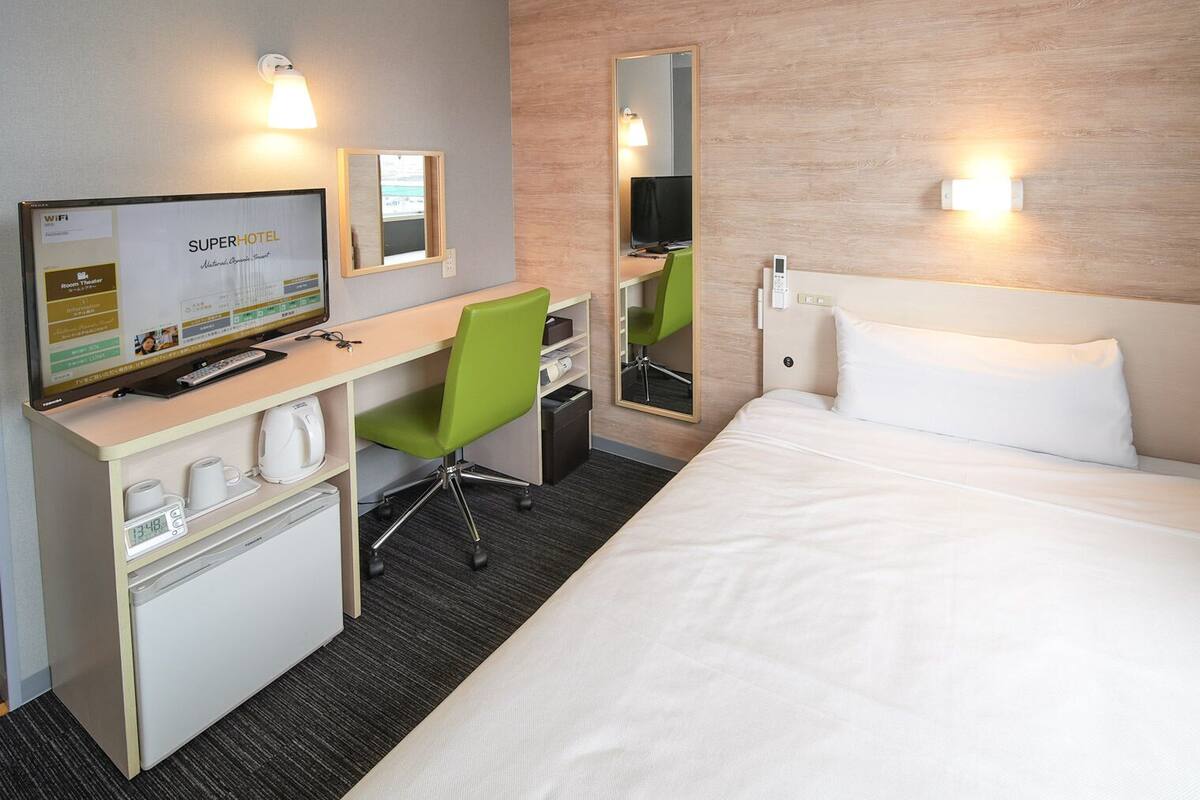 Een bureau, een laptopwerkplek, gratis wifi, beddengoed