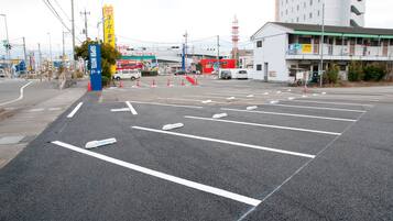 Ein Parkplatz mit markierten Stellplätzen und einem Hinweisschild.