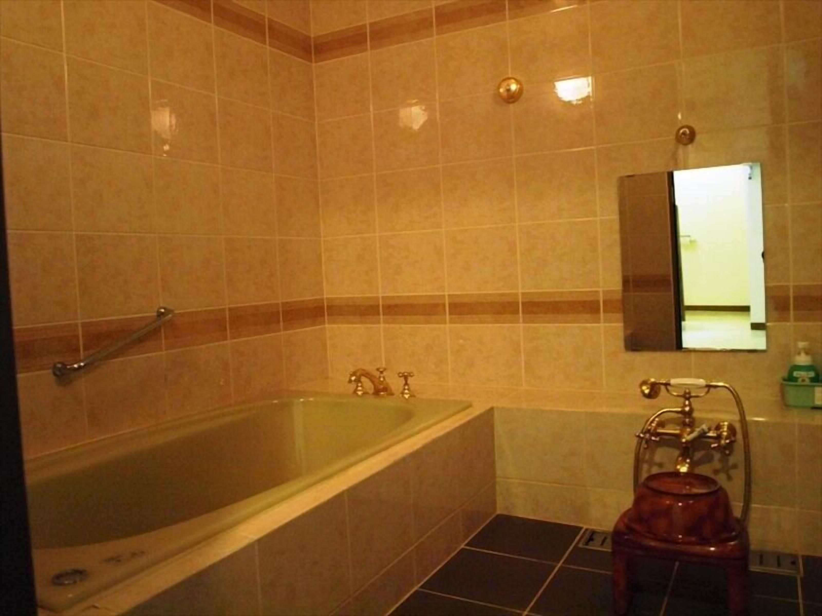 Ein Badezimmer mit einer Badewanne, einer Dusche und einem WC.