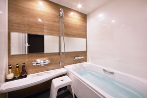 Suihkun ja ammeen yhdistelmä, ilmaiset hygieniatuotteet, hiustenkuivaaja
