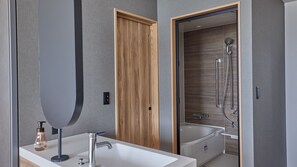 Habitación Premier, para no fumadores | Baño | Tina con regadera, amenidades de baño gratuitas, secadora de cabello 